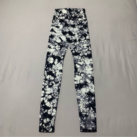 Lululemon women leggings. Reversible. Size 4. Black and White pattern. Workout. - Picture 1 of 8
